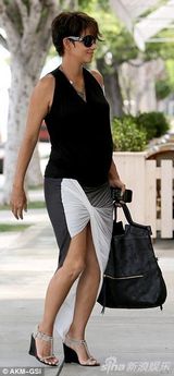 组图：46岁哈莉-贝瑞挺大肚踩高跟鞋变时尚辣妈