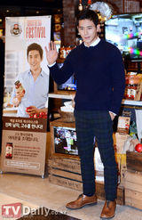 组图：韩星高修举行粉丝见面会 婚后依然风度翩翩