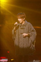 组图：《欢乐满东华2012》落幕 那英西装助阵