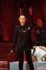 组图：慈善晚会谭咏麟等献唱 港姐冠军亮相庆功