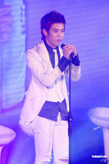 高清：韩国男团“F.CUZ”旋风抵台 两成员带伤上阵