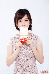 组图：吴丹妮淑女气质照曝光 手拿红包卖萌