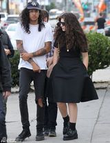 组图：洛德黑衣墨镜现身天使城 成熟超实际年龄