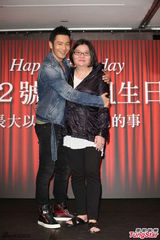 组图：邱黎宽庆生黄晓明送香吻