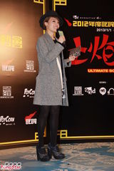 组图：阿娇沉浸恋情微笑 携容祖儿出席活动