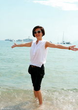 幻灯图集：李玲玉戛纳海滩写真展“甜歌皇后”风采