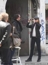 组图：杜雅尔丹携妻度假威尼斯 街头牵手热吻秀恩爱