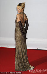 组图：第32届全英音乐奖 蕾哈娜深V露背秀美腿