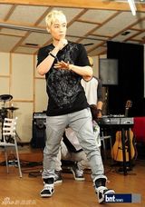 组图：新男团JJProject录制音乐节目活力四射