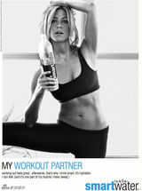 高清组图：安妮斯顿新广告曝光 大秀姣好身材