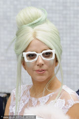 组图：Lady Gaga伦敦现身 顶绿色道姑头蕾丝配皮草