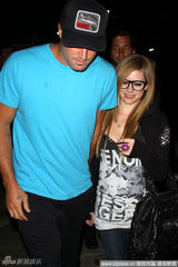 幻灯图：艾薇儿与男友感情亲密 布鲁迪纹身表真心