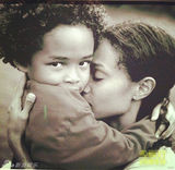 组图：威尔史密斯温馨全家福 儿子贾登半裸卖萌