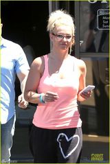 组图：布兰妮宽松运动装似教师 尴尬露内衣吊带