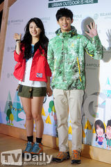 组图：金秀贤秀智赴野营庆典户外“约会”