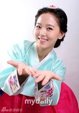 组图：姜韩娜T-ara前成员花英穿韩服拜年