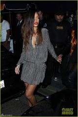 组图：蕾哈娜红唇长发变淑女 深V短裙纹身隐现