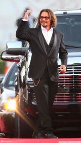 高清图：约翰尼-德普帅气现身 潇洒不羁引粉丝骚动 