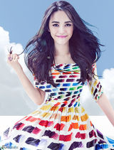 组图：姚晨登开春封面 彩裙斑斓漫步云端