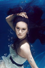 组图：韩丹彤拍水下魅惑写真 变身美人鱼秀性感