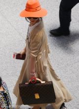 组图：范冰冰混搭穿着候机 手提名包表情多