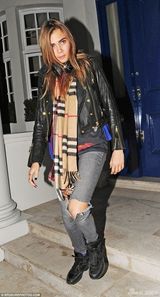 组图：凯特摩丝与接班人合照 出柜超模卡拉帅气