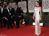 高清图：第69届金球奖红毯朱莉皮特情侣档亮相