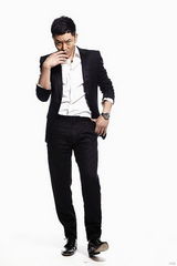 组图：李东学拍时尚型男大片 小露胸肌展健硕身材