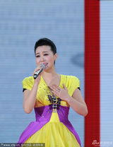 组图：央视蛇年春晚谭晶献唱《家人》