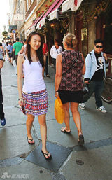 组图：童瑶蒙特利尔街拍  再度延续自然森女风