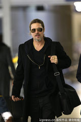 组图：布拉德-皮特酷帅亮相慷慨派签名