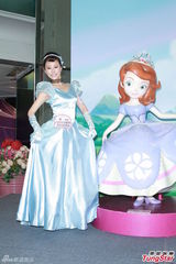 组图：刘心悠灰姑娘装扮亮相 不穿泳衣去沙滩