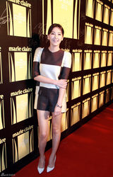 组图：张雨绮着棋盘装亮相 淡妆马尾展东方气质