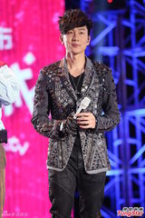 组图：严爵挑战唱跳险破音 林俊杰压轴热舞