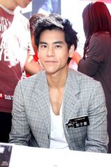 组图：彭于晏担任电眼妹大赛评委 与辣妹演对手戏