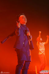 组图：陈奕迅美加开唱遭男粉丝登台强抱