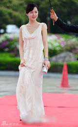 组图：百想红毯朴有天帅气 女星主打黑裙秀性感