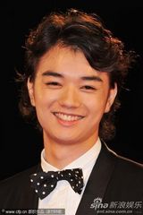 组图：《庸才》首映 堂富美蓝裙可爱臀部似鸡尾