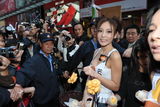 组图：何佩瑜闹市派发芒果否认包养传闻