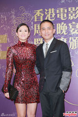 组图：章子怡火红包身裙挽手梁朝伟 宗师夺4奖