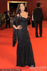 组图：《炎夏》发布会 贝鲁奇裹身黑裙秀玲珑曲线