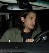 组图：凯蒂-佩里与梅耶约会被拍 低头显娇羞