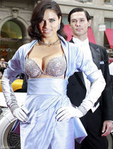 高清组图：超模阿德瑞娜-利玛性感亮相秀胸衣