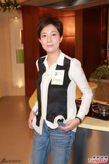 组图：吴绮莉录TVB节目 回应女儿像房祖名