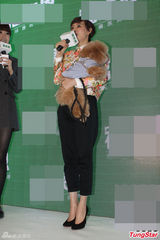 组图：孙俪俏丽小西装抱萌狗爱意浓