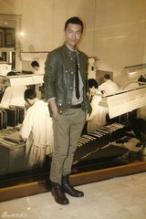 高清图：黄晓明为妈妈买包 呼吁健全演员安全保障