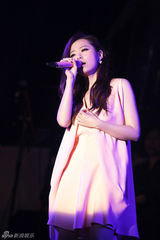 组图：张靓颖曹格缅怀邓丽君 亲密对唱