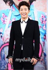 组图：李相烨等宣传新剧 洪秀贤超低胸秀事业线