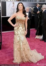 组图：凯瑟琳-泽塔琼斯携老公道格拉斯秀恩爱