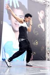 幻灯图集：彭于晏首次跳舞 桂纶镁助阵送拥抱